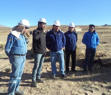 El alcalde junto al equipo de técnicos de la empresa.