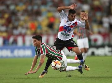 Ayrton (i), disputa el balón con Meza.