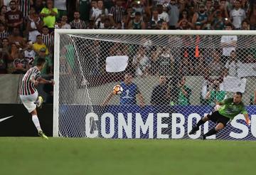 El ariete de  Fluminense anota un gol de penal contra el equipo potosino.