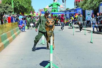 Policías agasajan a las niñas y niños