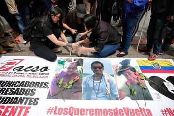 Familiares y amigos protestan tras la información del asesinato del equipo periodístico del diario El Comercio secuestra