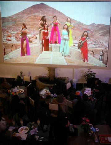 La exposición de los videos.