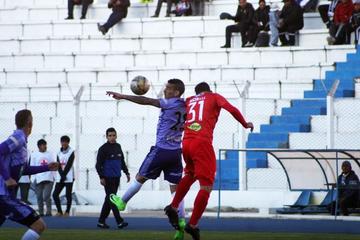 Leonardo Iglesias trata de controlar el balón ante la presión de su rival.