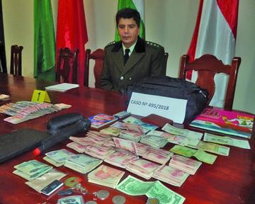 Roban mochila con dinero de hombre que se durmió