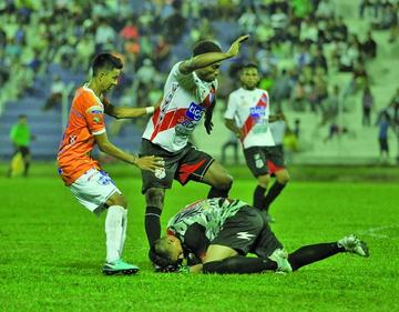 El meta Jorge Ruth se queda con el balón en un ataque de los locales.