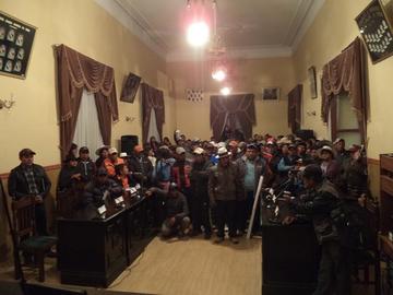 Los vecinos permanecieron en el hemiciclo sin pausa.
