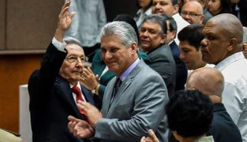 El presidente Raúl Castro junto al propuesto para sucederle en el cargo, tras décadas de castrismo.