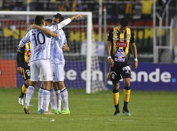 Los jugadores argentinos festejan la victoria.