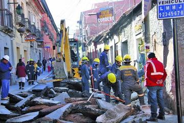 Definen tres turnos de trabajo para concluir obras en la calle Bolívar