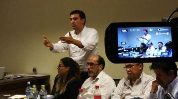 Se le ordenó no tomar contacto con funcionarios.