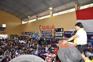 Evo Morales llama a "iniciar la batalla por redes sociales"