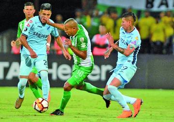 Macnelly Torres trata de pasar la marca de los celestes Erwin Saavedra y Juan Carlos Arce.