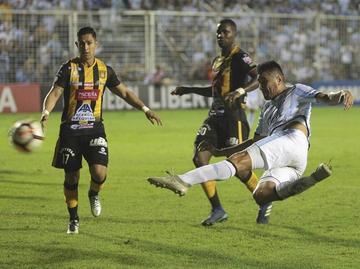 Gervasio Núñez (d) del Tucumán anota el segundo gol para su equipo.