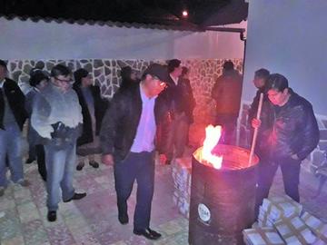 Los dirigentes de Comcipo destruyen los libros con las rúbricas.