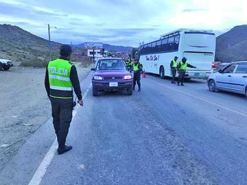 Impiden la salida de autos con las luces defectuosas