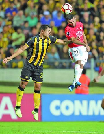 Peñarol vence 2-0 a Libertad