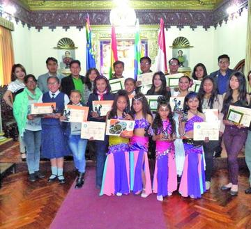 Premian a peritos de baile de Potosí