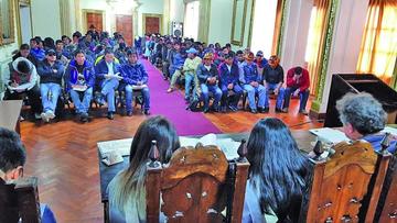 La reunión se desarrolló en el salón de espejos de la Gobernación.