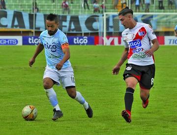 Charles da Silva trata de burlar la marca de Miguel Quiroga.