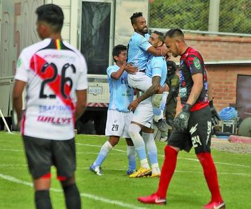 Jugadores del equipo cochabambino festejan la victoria.