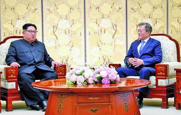 El líder norcoreano Kim Jong-un conversó con el presidente surcoreano Moon Jae-in en Peace House el viernes 27 de abril.