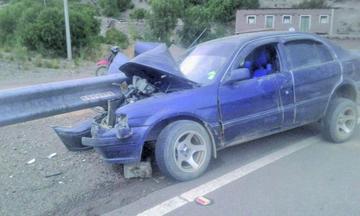 Conductor estrella su auto en un pretil  
