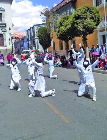 El grupo Jabbawookez deleitó con su baile.