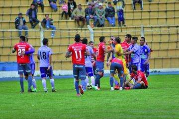 Jugadores de ambos elencos durante un altercado