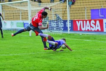 Fernando Adrían es derribado en el área por Ronny Montero.