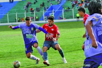 Maximiliano Martínez y Carlos Melgar se enfrentan para quedarse con el balón.
