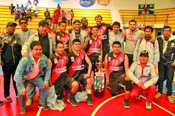 El plantel completo posa con el trofeo de campeón.