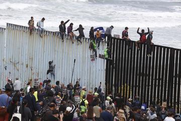 La caravana de migrantes entra en EE.UU tras semanas de viaje