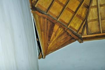 La humedad que viene del techo afecta la estructura de madera en La Merced.