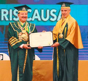 Protesta por el 21F se hace oír en la entrega de un honoris causa a García