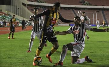 Rudy Cardozo disputa el balón con Paulo Da Silva.