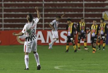 Salustiano Candia, de Libertad de Paraguay, celebra el triunfo de su equipo.