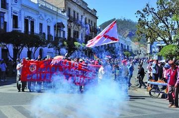 Chuquisaca mantiene paro con bloqueo de vías por Incahuasi 