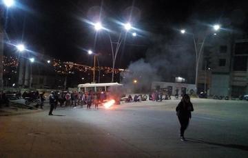 Vecinos del Distrito 3 mantenían anoche su medida en  la avenida Juana Azurduy de Padilla.