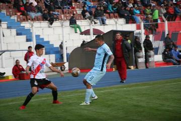 Edson Pérez y Enrique Flores pugnan por el balón.