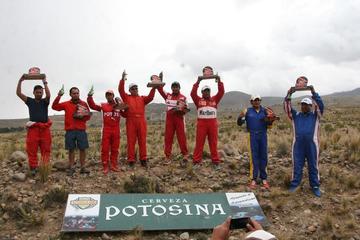Los campeones de la categoría R2B en el podio.