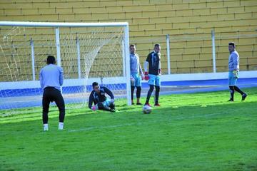 El arquero Jorge Ruth (c) durante un entrenamiento.
