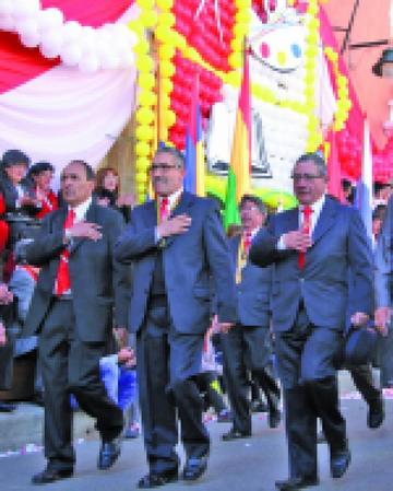 Un grupo de exalumnos rinde su homenaje.