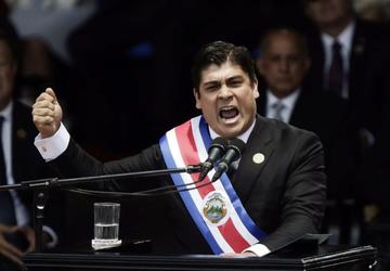 Asumió la presidencia para un periodo de cuatro años.
