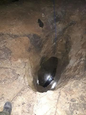 Rescatan a dos personas que cayeron a un agujero en un cerro