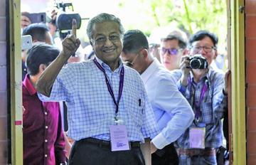 Oposición gana elecciones en Malasia por primera vez