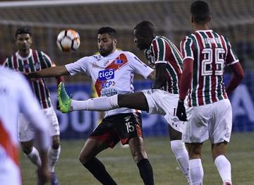 Jorge Piñero pugna por la posesión del balón con los zagueros brasileños.
