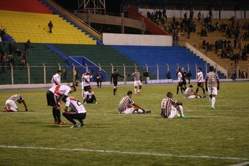 La gráfica muestra la impotencia de los jugadores locales tras el final del cotejo.