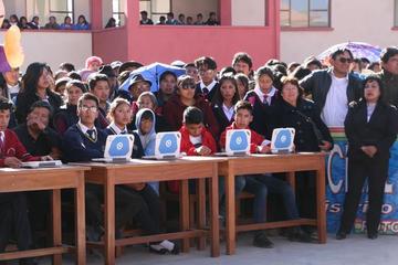 Los estudiantes de diferentes unidades educativas recibieron las computadoras.