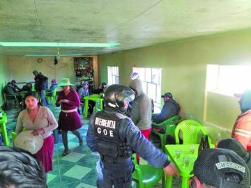 Cuando se entró al local había hombres y mujeres libando alcohol.