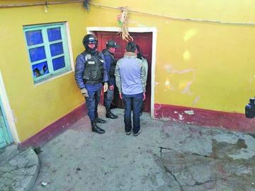 La dueña del local cerró con llave el salón e impedía el paso de los uniformados.